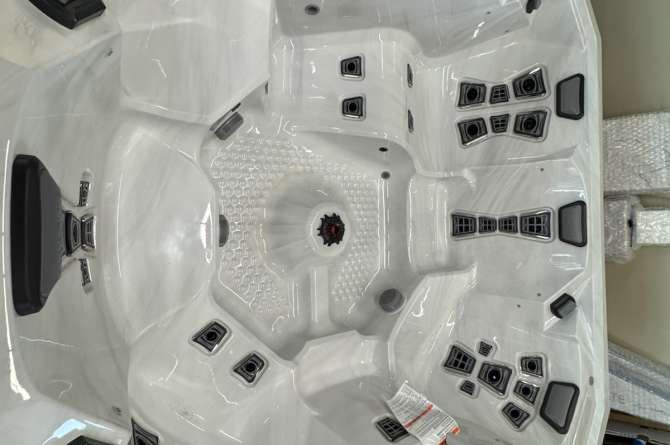 Marquis V94L interior shot showcasing jets.